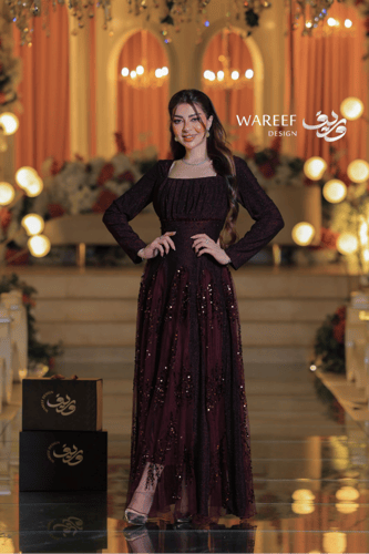 فستان سهرة عنابي عميق مزخرف بتطريزات لامعة