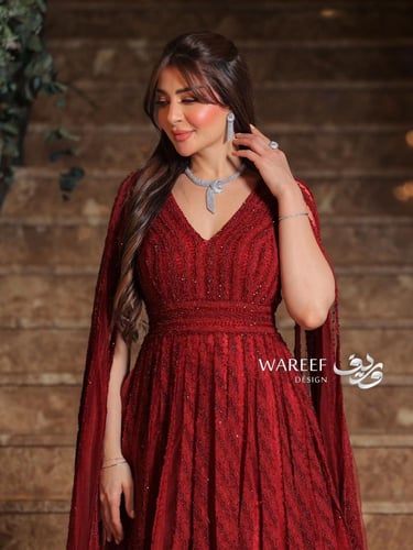 فستان سهرة باكمام واسعه وطويله باللون العودي