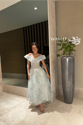 فستان سهرة سماوي أوف شولدر مطرز بالشك المشجر بتصمي...