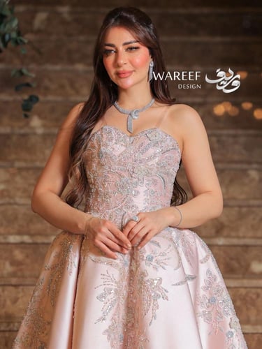 فستان سهرة باللون الزهري مزين بتطريز لامع وفخم