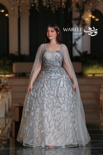 فستان سهرة ملكي طويل بتطريز تيفاني فاخر وكاب شفاف...