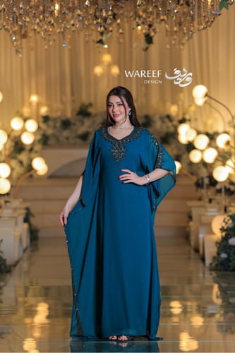 جلابية أنيقة بتطريز فاخر حول الياقة وتصميم واسع را...