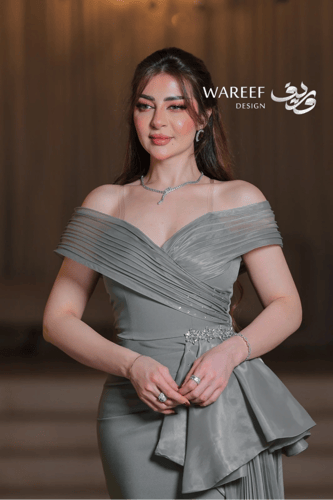 فستان سهرة أخضر زيتوني من قماش الساتان مكشوف الكتف