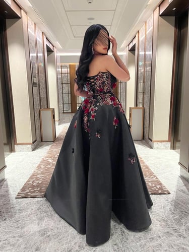 ‎فستان سهرة اسود منفوش بتطريزات ورود بارزة