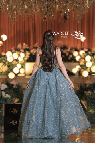 فستان سهرة أزرق سماوي فاخر بتطريز فضّي وقصّة أمامي...