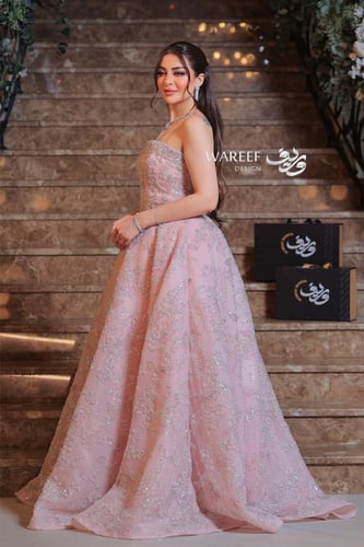 فستان ملكة فخم بتصميم مميز باللون الوردي