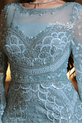 فستان سهرة سماوي مطرّز بالكامل بنقوش ناعمة وأكمام...