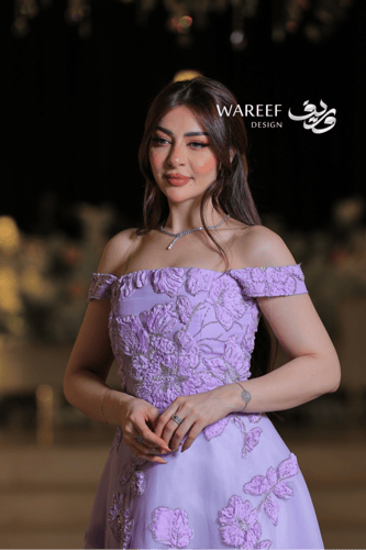 فستان سهرة بنفسجي فاتح طويل بتطريزات ورود ثلاثية ا...