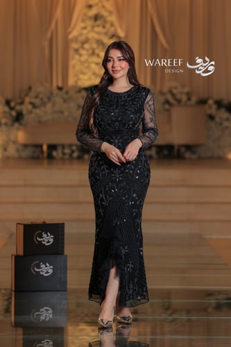 فستان اسود ضيق مزين بالتطريز الفخم