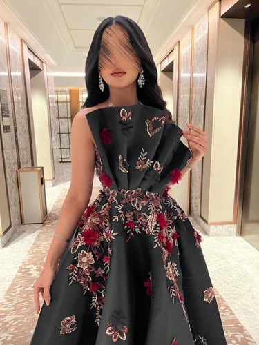 ‎فستان سهرة اسود منفوش بتطريزات ورود بارزة