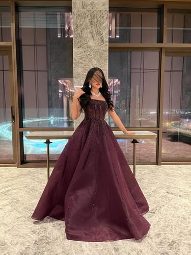 فستان عنابي فاخر بياقة مربعة