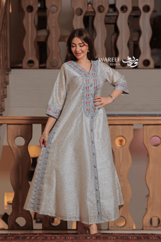 جلابية بيج طويلة واسعة بقماش براق مطرزة بالأحمر وا...