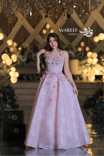 فستان سهرة وردي طويل بتطريز زهري ثلاثي الأبعاد ولم...