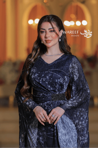 فستان سهرة أزرق داكن مزخرف بتفاصيل أنثوية