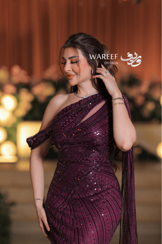 فستان سهرة خمري فاخر بتطريز ترتر لامع وتصميم كتف و...