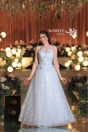 فستان سهرة فضّي ملكي بتطريز كريستالي فاخر وقصّة صد...