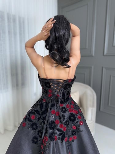 فستان سهرة اسود منفوش بتطريزات