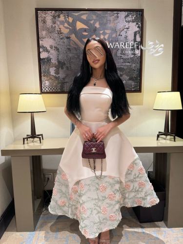 فستان سهرة عاجي مطرز بورود وردية ناعمة