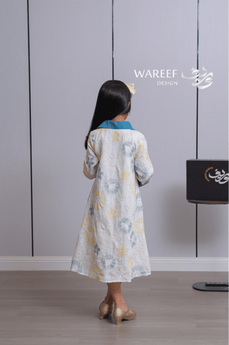 جلابية بناتي أوف وايت بنقشة زهور ولمسات تركواز