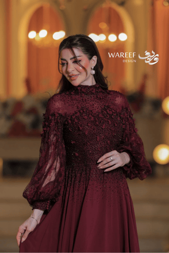 فستان سهرة عودي طويل فاخر بتطريزات لامعة وأكمام شي...