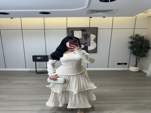 فستان أوف وايت بطبقات بليسيه وتصميم كتف واحد