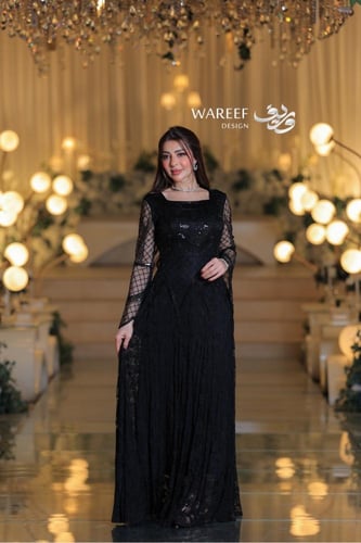 فستان سهرة فاخر بتطريز هندسي وأكمام شبكية واسعة