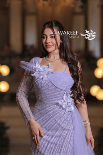 فستان سهرة ليلكي بتطريز فضّي وذيل تول فاخر ولمسة ز...