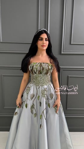 فستان سهرة رمادي مطرز بأوراق خرزية