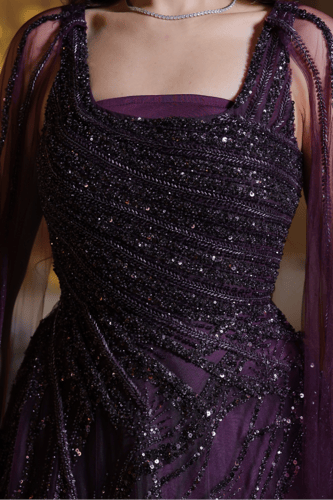 فستان سهرة بنفسجي غامق مطرز مع كاب شفاف أنيق