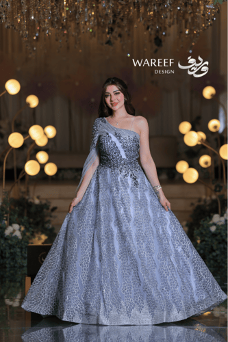 فستان سهرة فضي ملكي بكتفٍ واحد وتطريز فاخر لإطلالة...