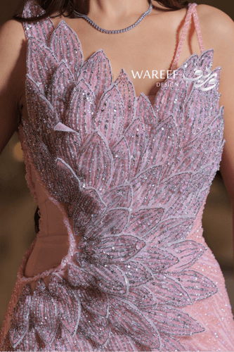 فستان سهرة وردي فاتح بتطريز أوراق فاخرة وقصّة أنثو...