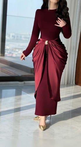 فستان عودي بتفاصيل Draping أنيقة ولمسة فخامة عصرية