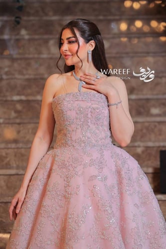 فستان ملكة فخم بتصميم مميز باللون الوردي