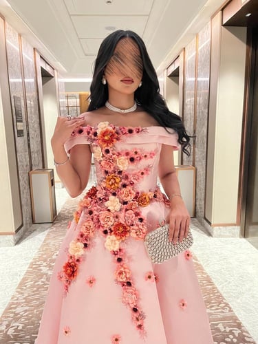 فستان سهرة وردي منفوش بتطريزات ورود بارزة