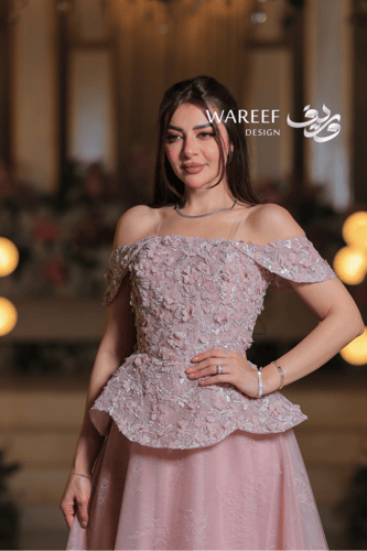 فستان سهرة وردي بتطريز زهري ثلاثي الأبعاد وقصّة أن...