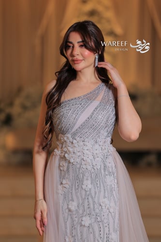 فستان ون شولدر موف فاتح ضيق بقصة مع ذيل تل وتطريز...