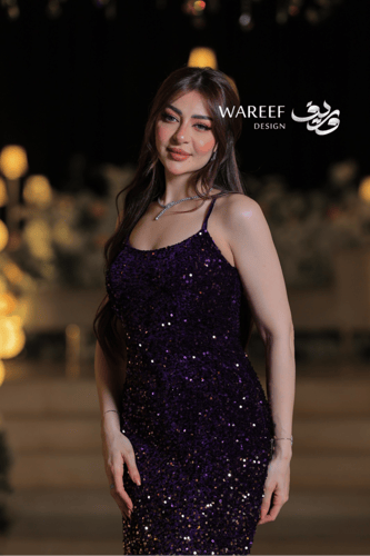 فستان سهرة بنفسجي غامق طويل بترتر لامع وحمّالات رف...