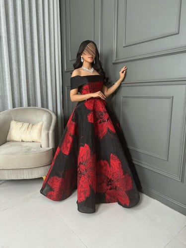 فستان سهرة أسود بأزهار حمراء كبيرة