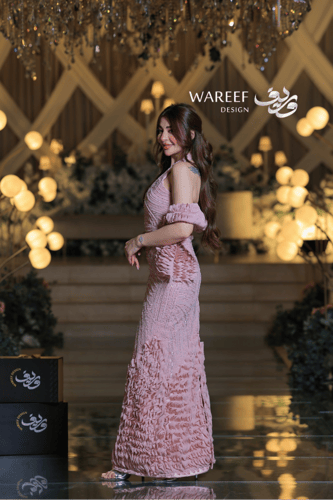 فستان سهرة طويل وردي شيفون مطرز بتصميم ضيّق أنثوي...