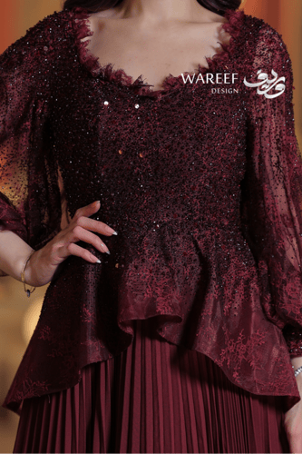 فستان عنابي طويل بتطريز فاخر وتنورة بليسيه واسعة