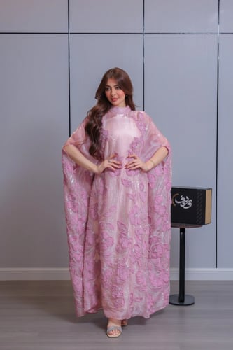 جلابية ناعمة وردية بتطريز زهري بارز وأكمام منسدلة...