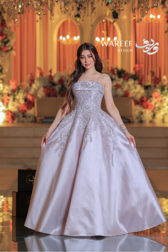 فستان ليلكي طويل منفوش بتطريز يدوي من الترتر والكر...