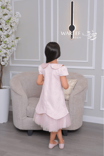 فستان بناتي وردي ناعم بطبقات تول وقصّة أنيقة بلمسة...