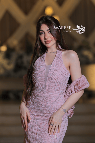 فستان سهرة طويل وردي شيفون مطرز بتصميم ضيّق أنثوي...