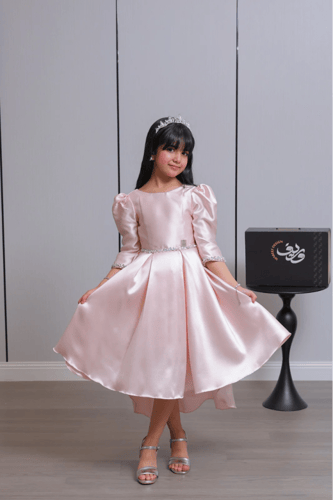 فستان بناتي ساتان وردي بتصميم أميري وتنورة واسعة