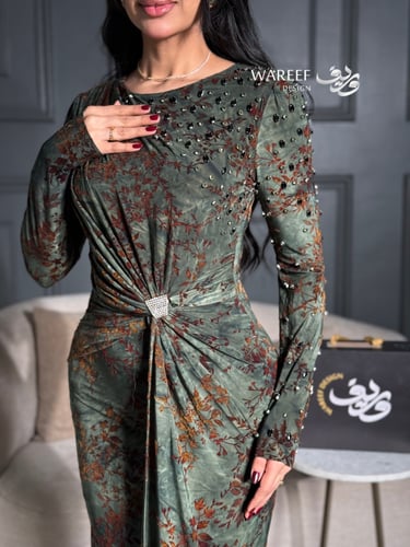 فستان أخضر داكن بنقشة زهرية دافئة وتفاصيل أنثوية ر...