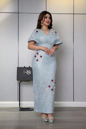 فستان ناعم خوخي بتفاصيل ورود ثلاثية الأبعاد