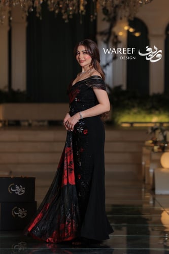 فستان سهرة أسود طويل من التول بتصميم أوف شولدر مطر...