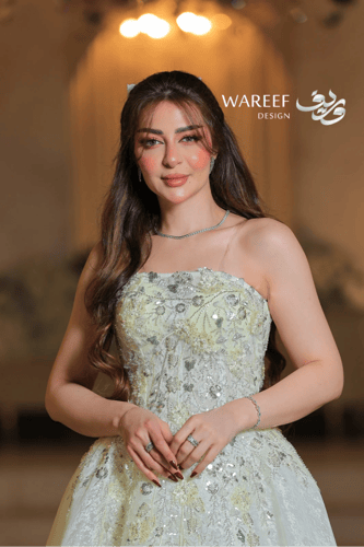 فستان ليموني منفوش فاخر بتطريز لامع وحمالات رفيعة