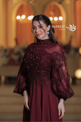 فستان سهرة عودي طويل فاخر بتطريزات لامعة وأكمام شي...